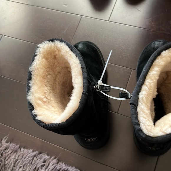 UGGs size 5 ladies mid calf leather zipper boots. Great condition. Wear on toe - Picture 5 of 7